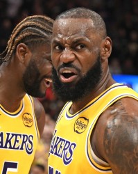 安全平台-夸梅：艾顿突然不会打球了 詹姆斯不给他球&amp;被人随便过让艾顿补防