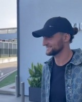 笑容满面！拉比奥特抵达米兰，并对镜头说了句“forza Milan”